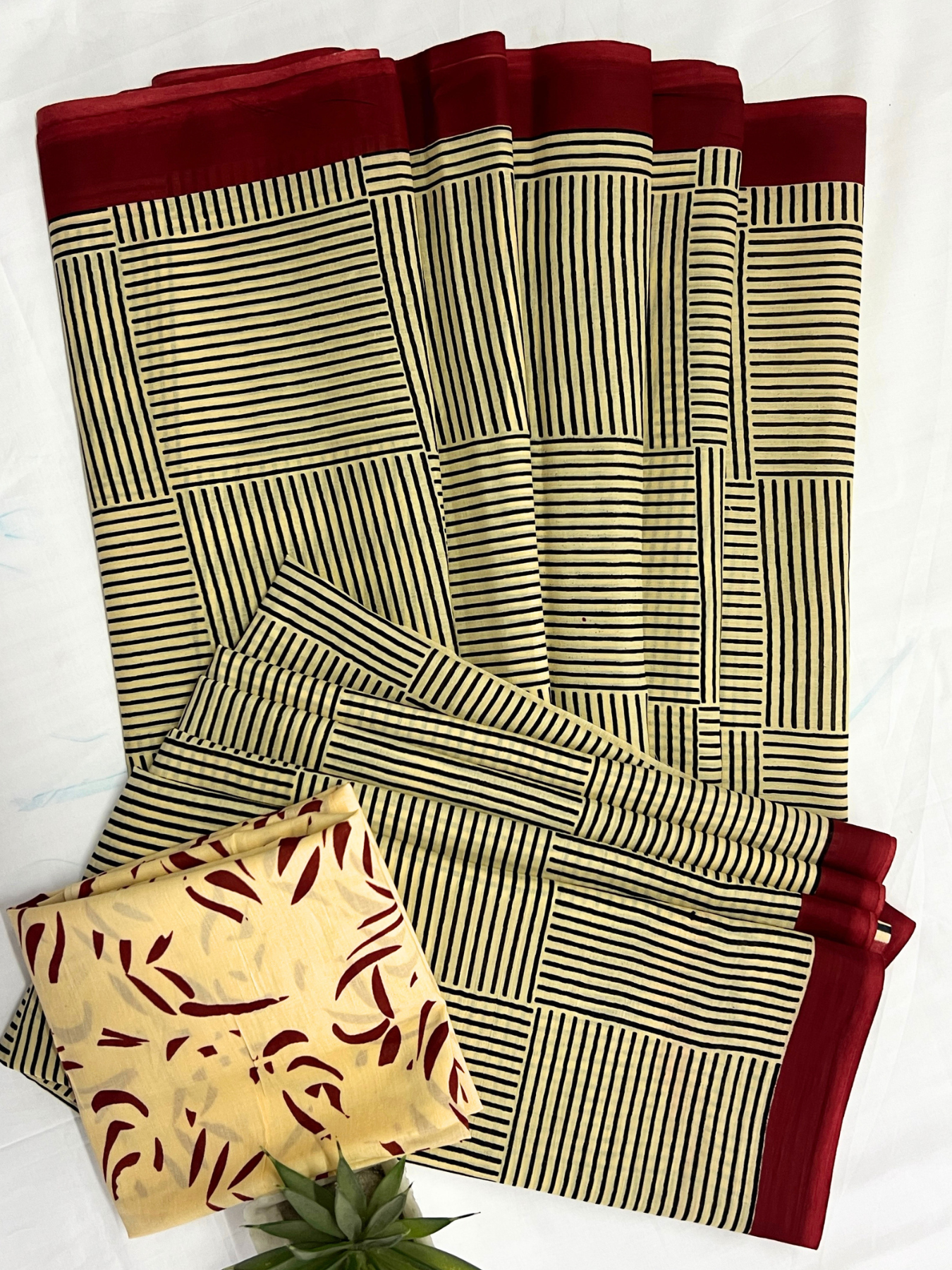 Cotton Geometric Striped Saree – Modern Artistic Casual Elegance (One Size)