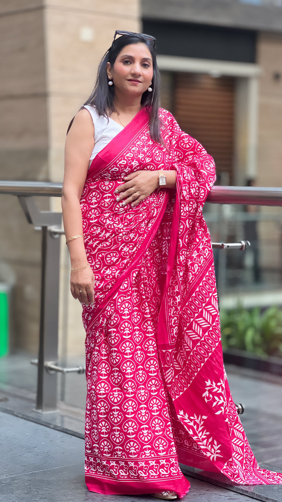Red Cotton Mal Saree – Feather-Light Saree for Festivals & Everyday Elegance