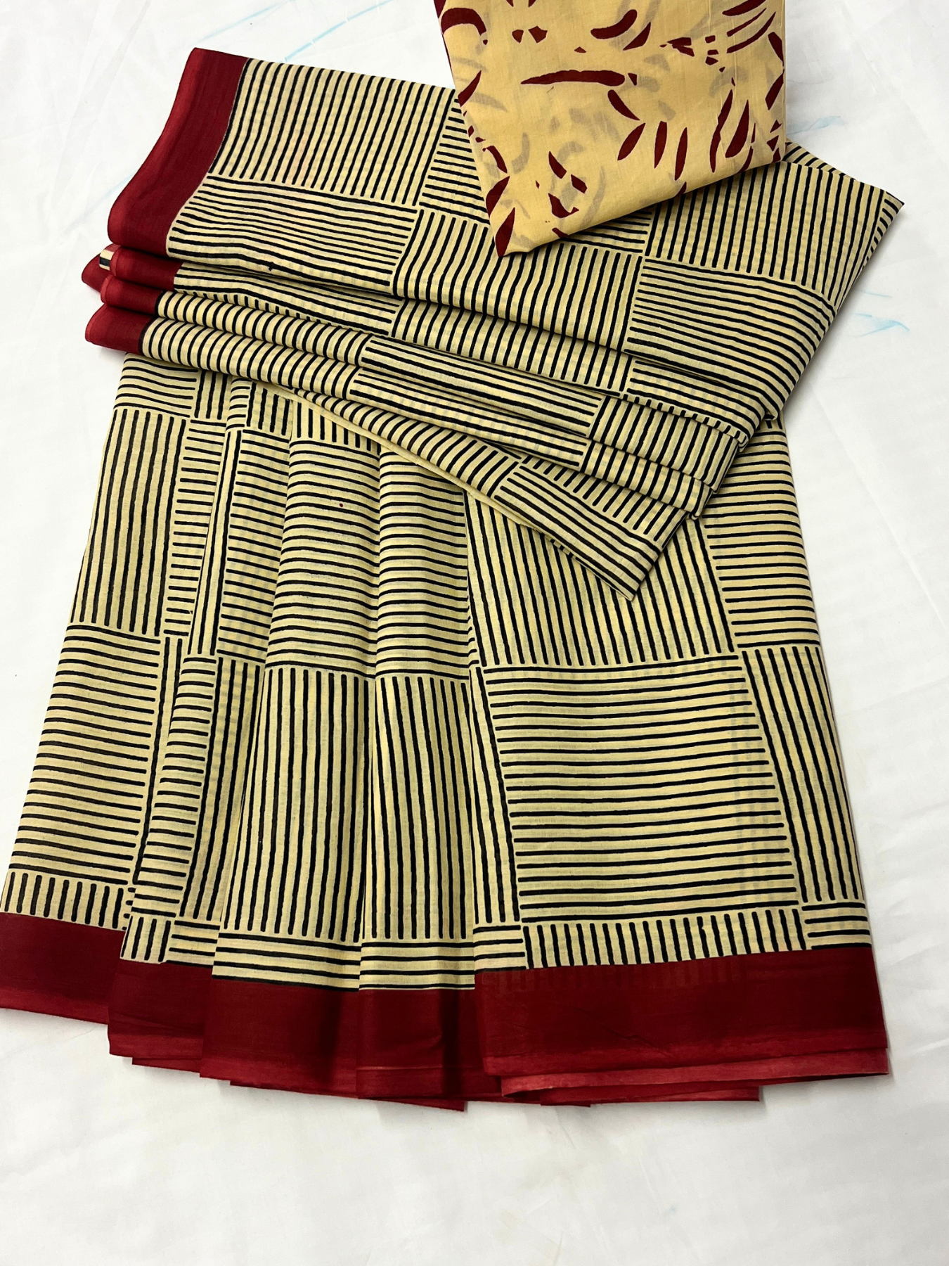 Cotton Geometric Striped Saree – Modern Artistic Casual Elegance (One Size)