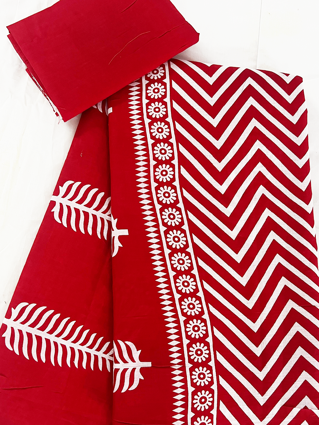 Cotton Red Leaf Print Pure Cotton Saree – Bold Botanical Elegance (One Size)