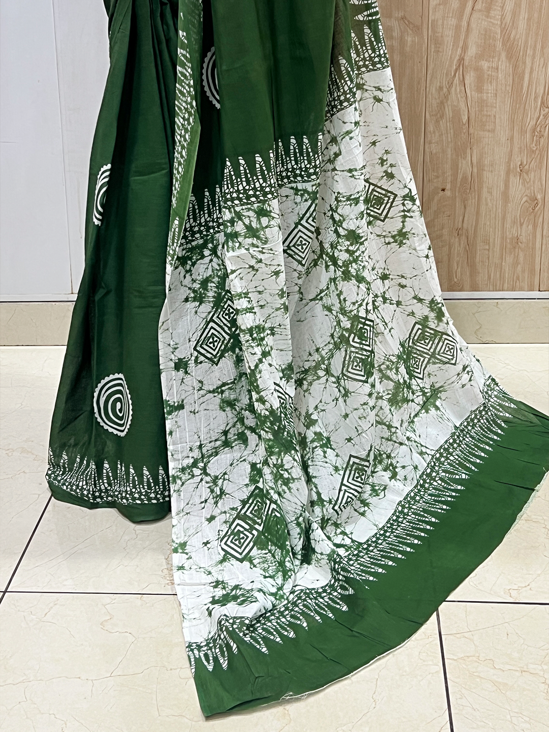 Cotton Batik Print Saree – Artisanal Tropical Elegance (One Size)